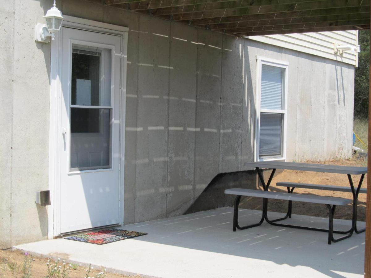 New! The Blessing - A Cute And Cozy Apartment! Benzonia Exterior foto